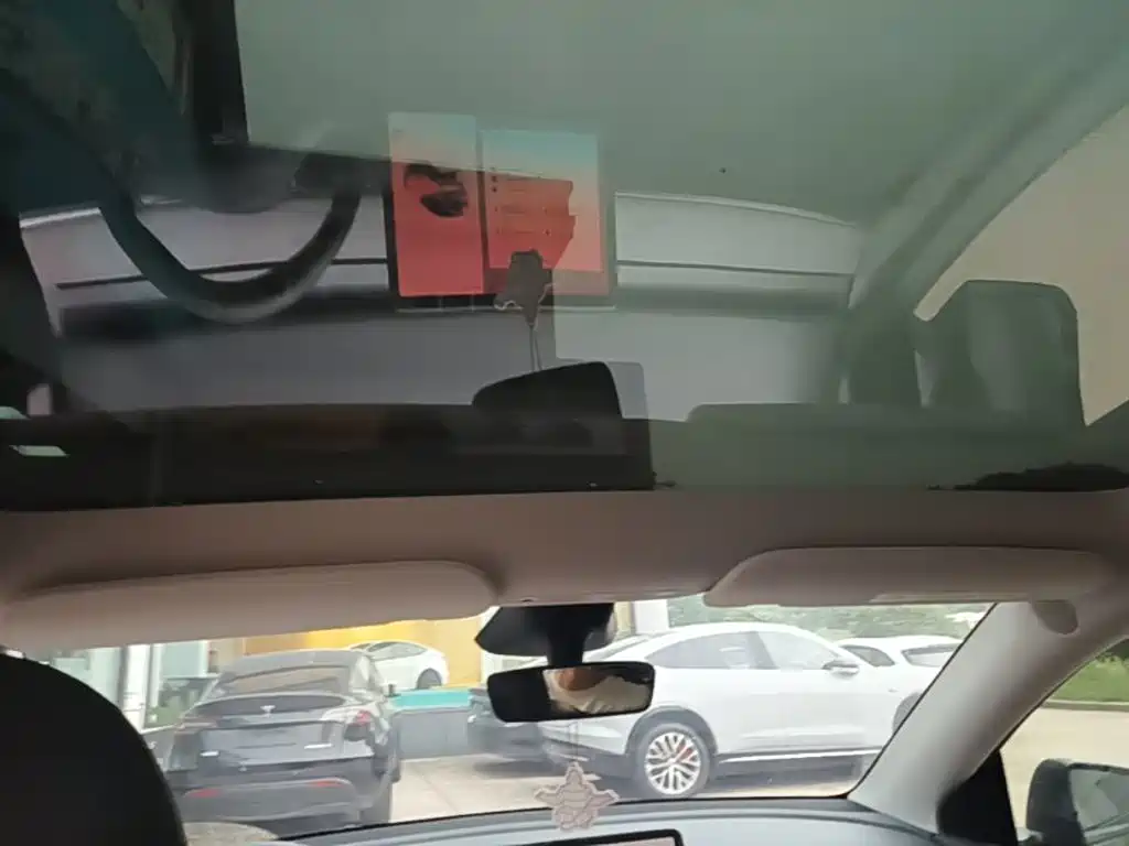 Tesla Model Y — миниатюра 18
