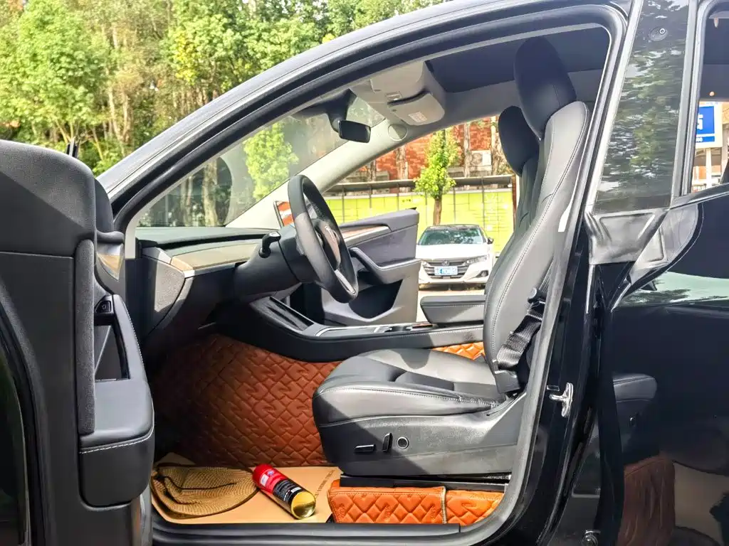 Tesla Model Y — миниатюра 9
