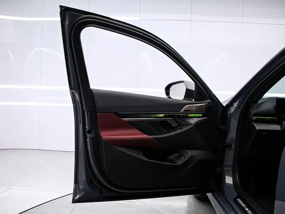 BMW 5 Series — миниатюра 12
