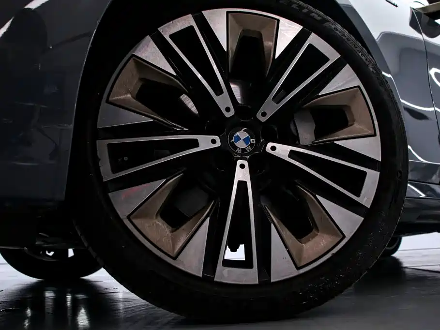BMW 5 Series — миниатюра 19