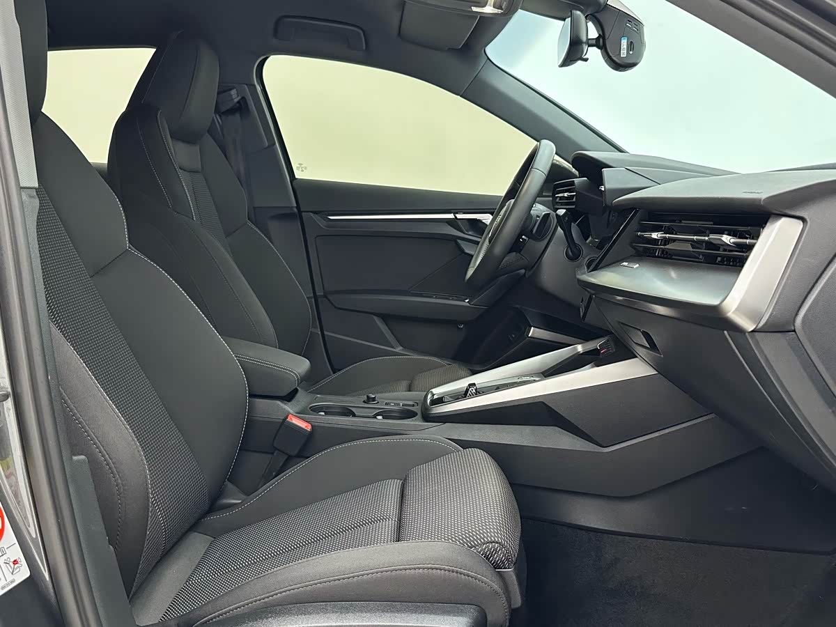 Audi A3 1.4 л 2022 г. Серебристо-серый, пробег 22000 км
