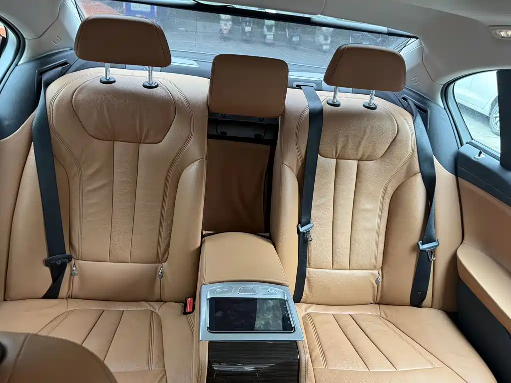 BMW 7 Series — миниатюра 14