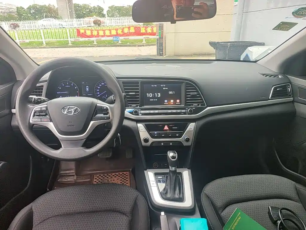 Hyundai Elantra — миниатюра 10