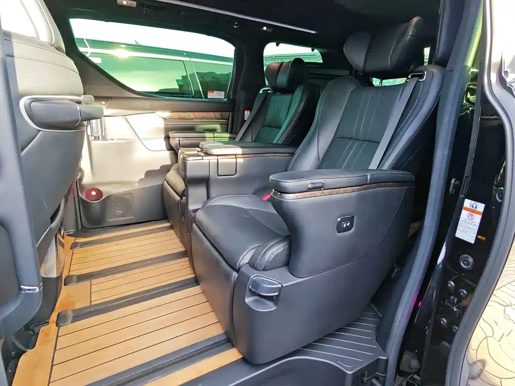 Toyota Alphard — миниатюра 10