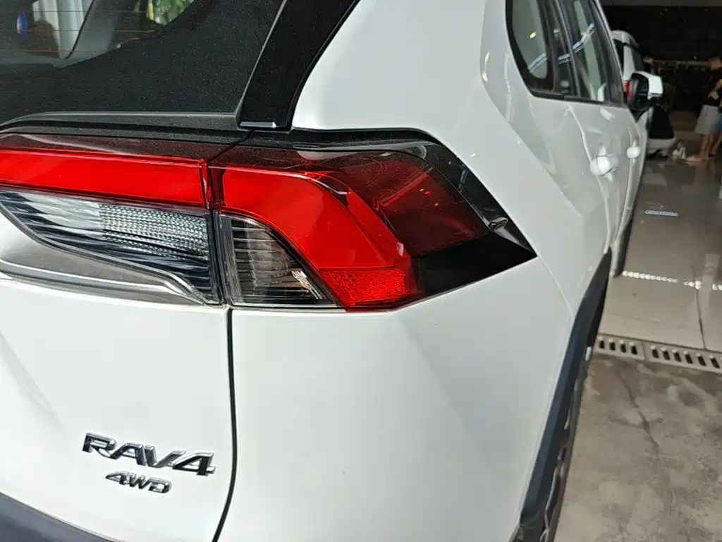 Toyota RAV4 — миниатюра 8