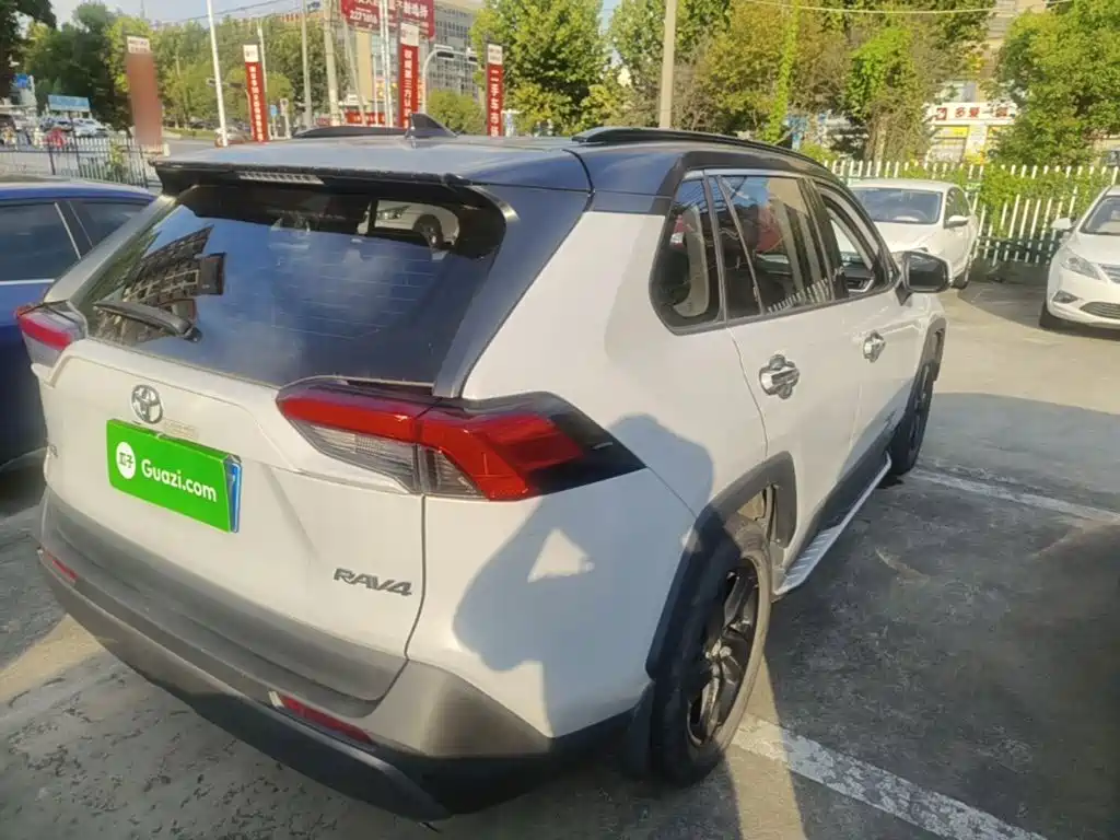 Toyota RAV4 — миниатюра 7