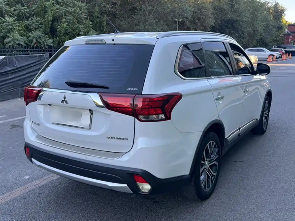 Mitsubishi Outlander — миниатюра 6