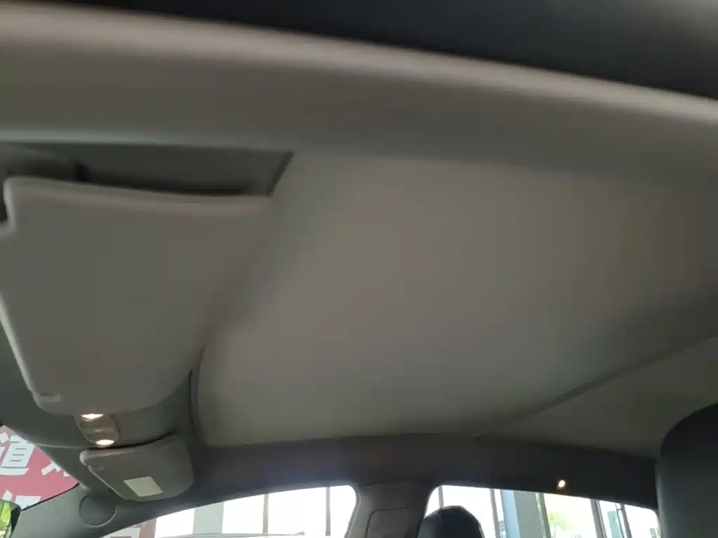 Tesla Model Y — миниатюра 18