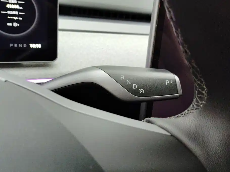Tesla Model Y — миниатюра 16