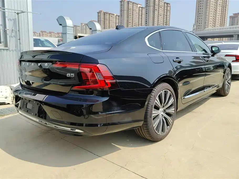 VOLVO  S90
