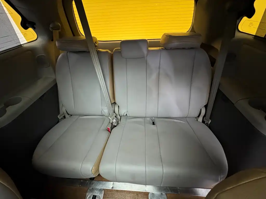 Toyota Sienna — миниатюра 14