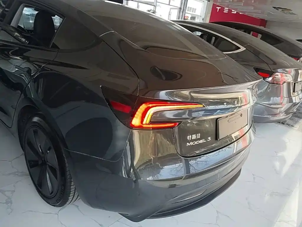 Tesla Model 3 — миниатюра 6