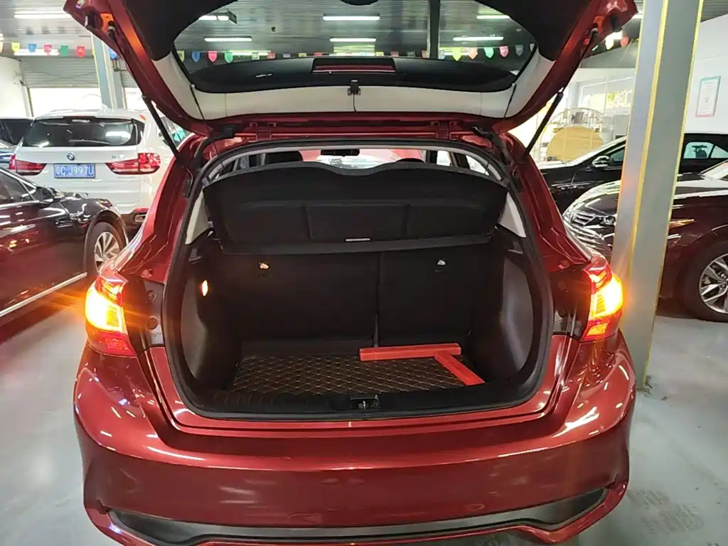 Nissan Tiida — миниатюра 19