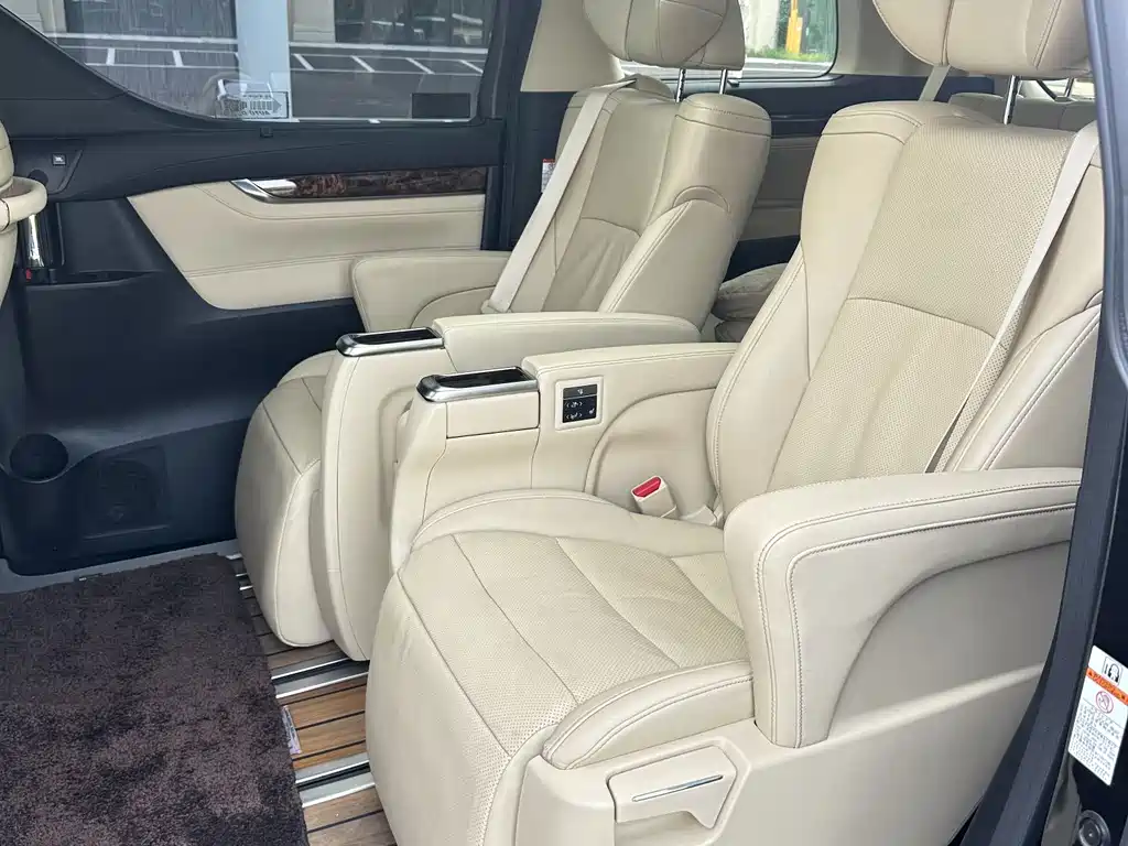 Toyota Alphard — миниатюра 9