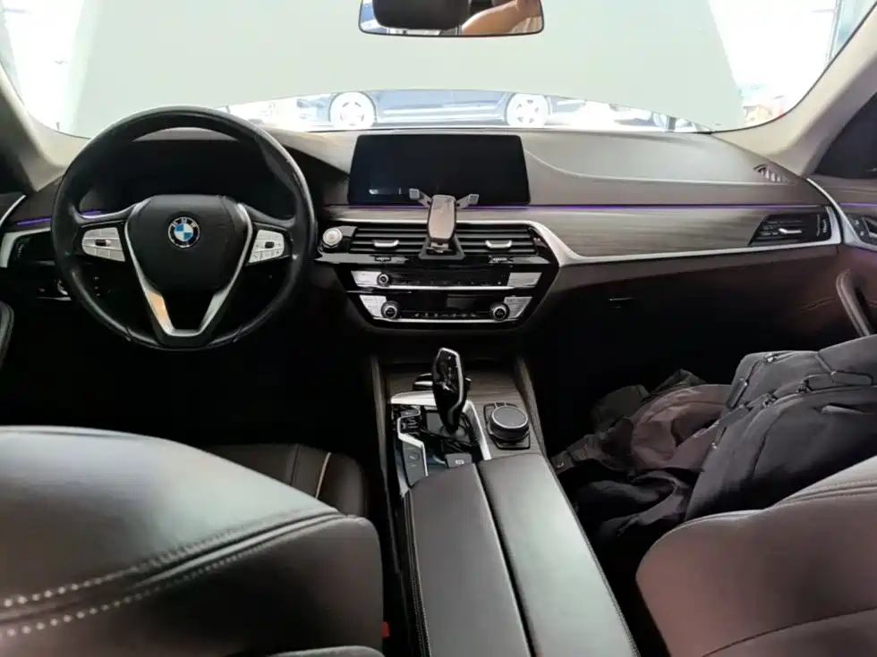 BMW 5 Series New Energy — миниатюра 10