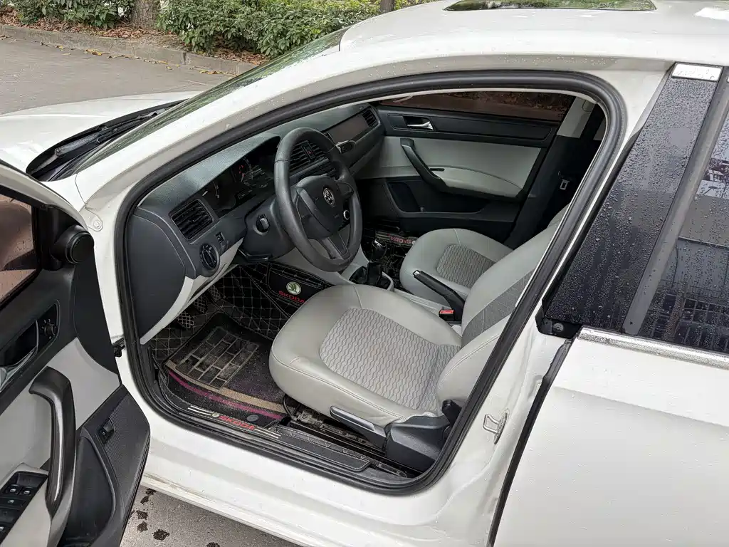 Skoda Rapid — миниатюра 4