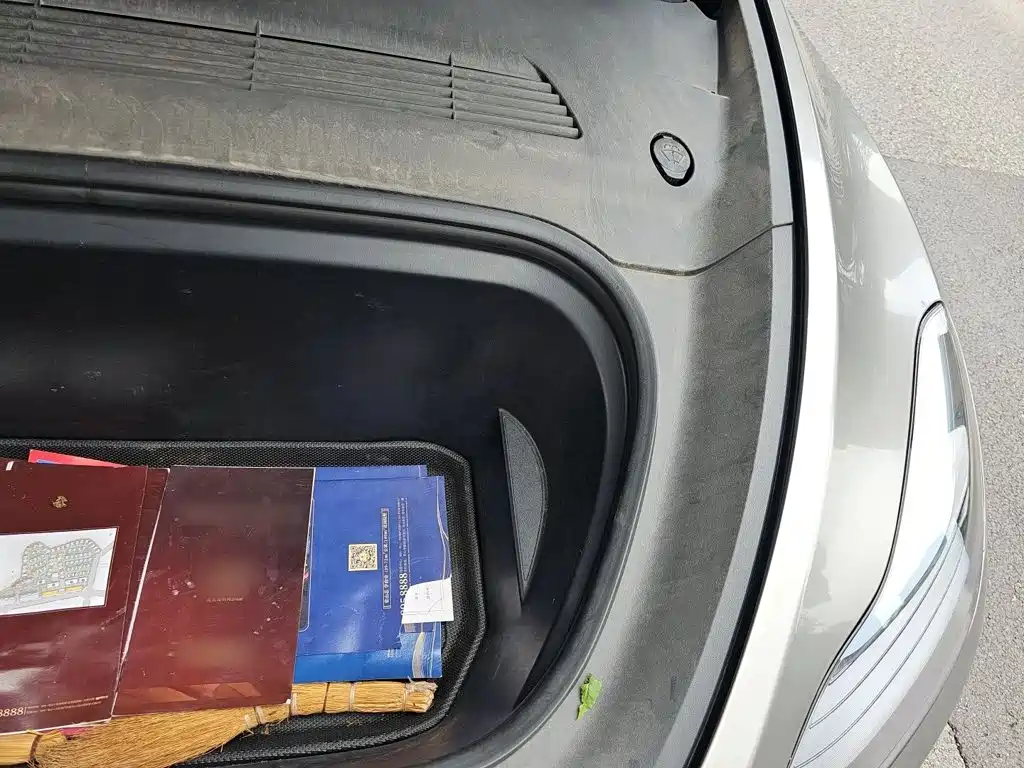 Tesla Model Y — миниатюра 21