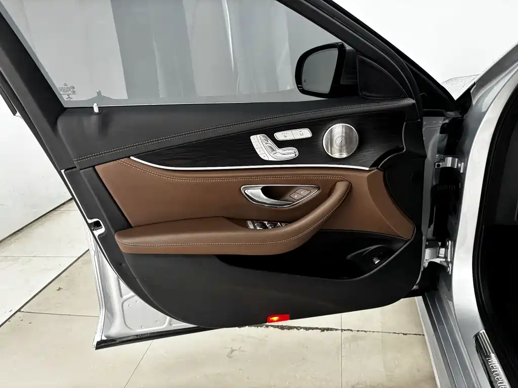 Mercedes-Benz E-Class — миниатюра 9