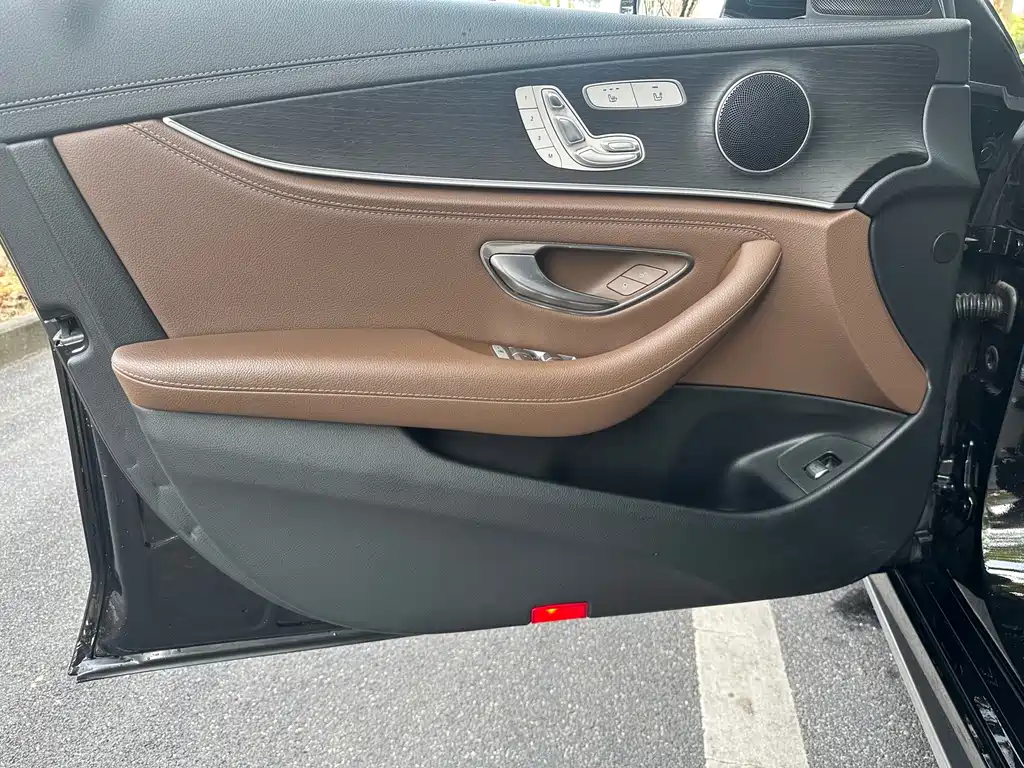 Mercedes-Benz E-Class — миниатюра 12