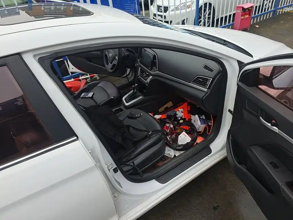 Hyundai Elantra — миниатюра 9