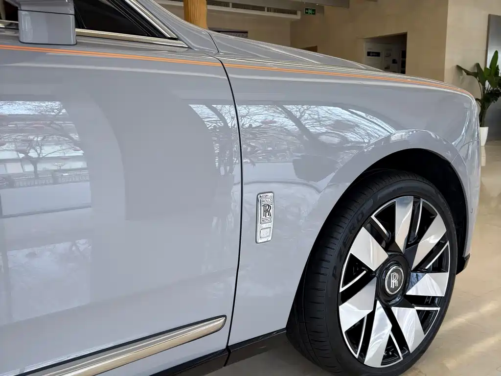 Rolls-Royce Cullinan 2026 мест