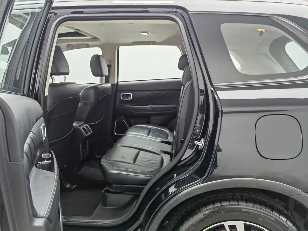 Mitsubishi Outlander — миниатюра 15