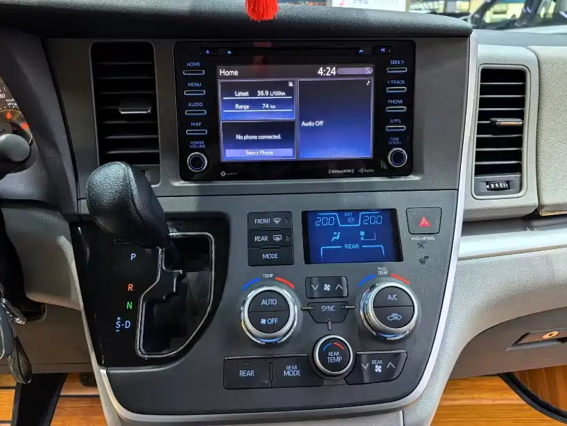 Toyota Sienna — миниатюра 10