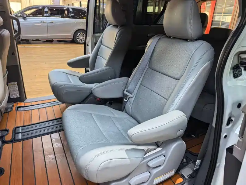 Toyota Sienna — миниатюра 5