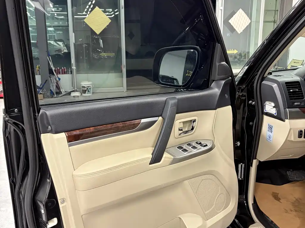 Mitsubishi Pajero (Import) — миниатюра 11