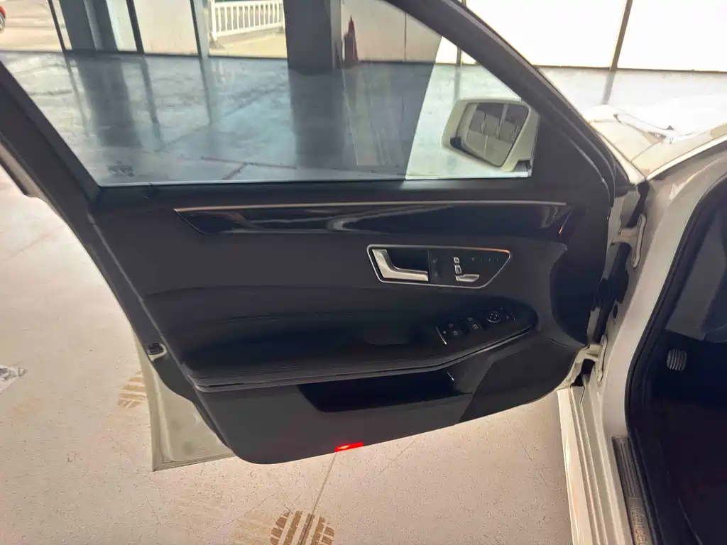Mercedes-Benz E-Class — миниатюра 16