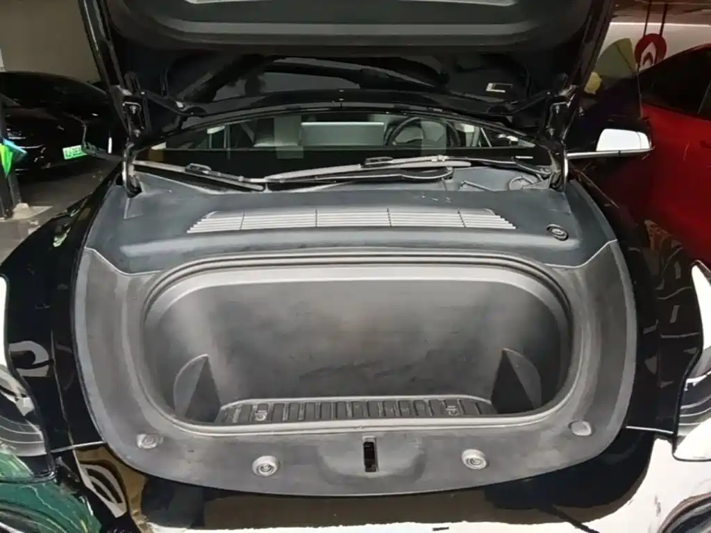 Tesla Model Y — миниатюра 20