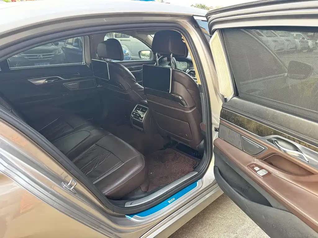 BMW 7 Series — миниатюра 9