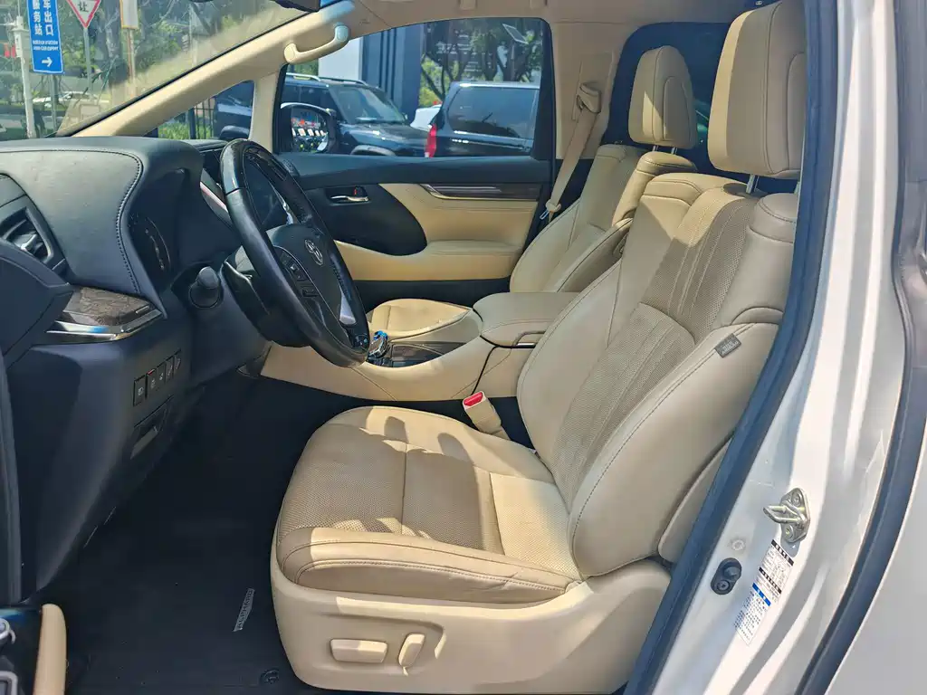 Toyota Alphard — миниатюра 4