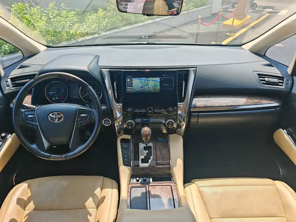 Toyota Alphard — миниатюра 6