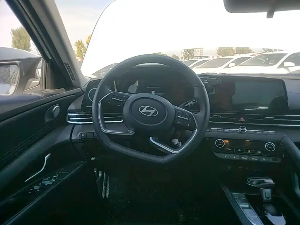 Hyundai Elantra — миниатюра 11