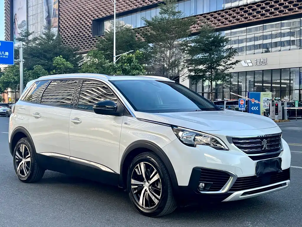PEUGEOT 5008