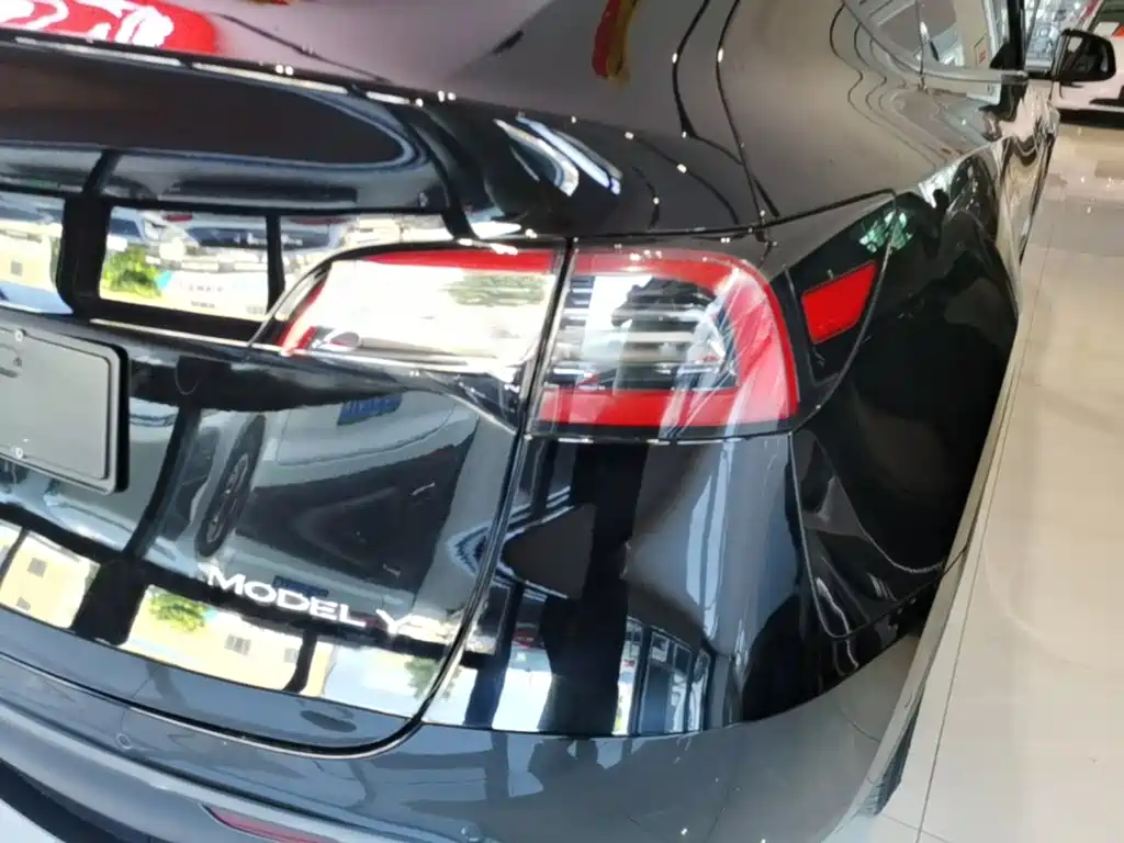 Tesla Model Y — миниатюра 8