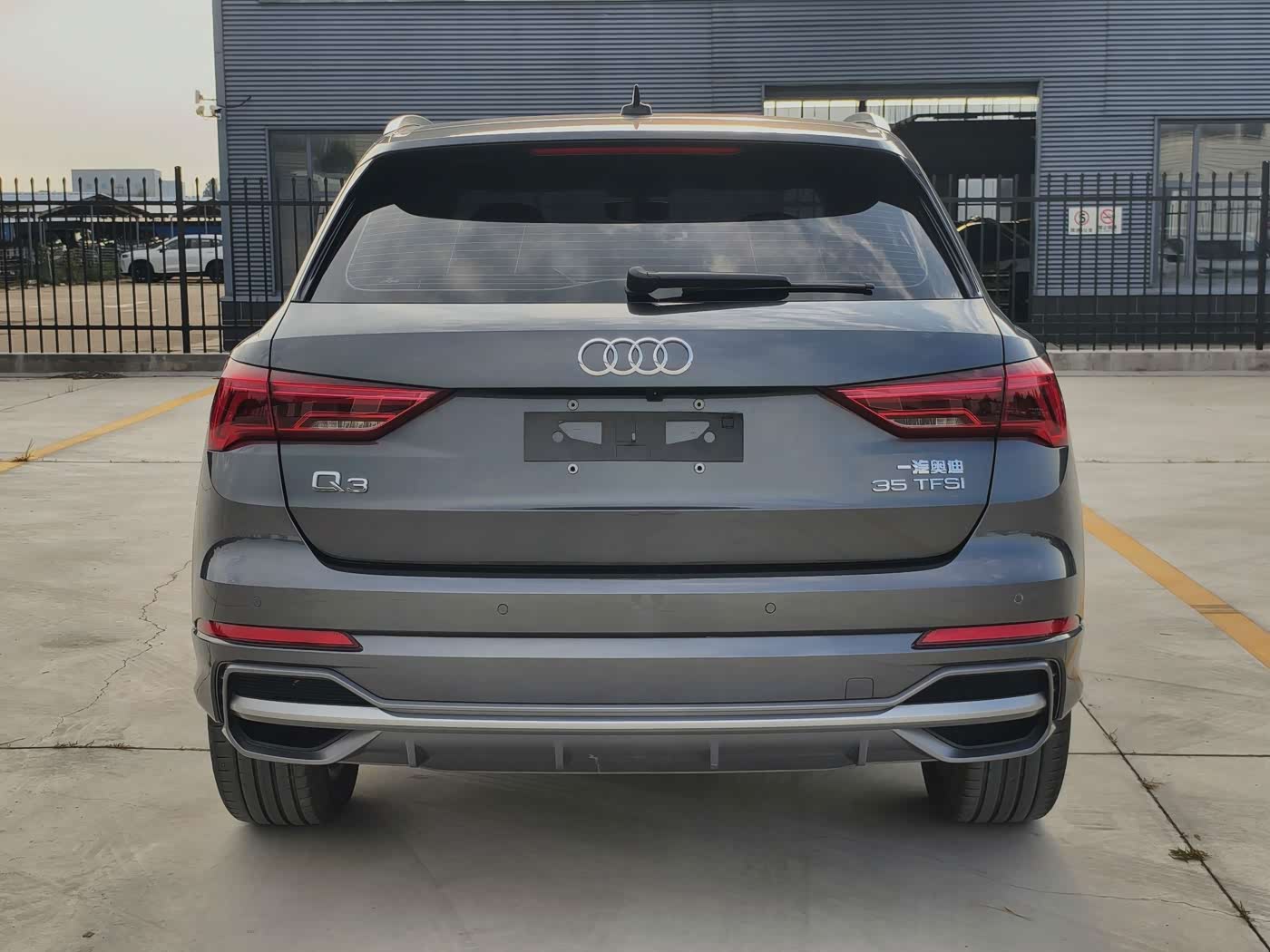 Audi Q3 1.4 л 2023 г. Серебристо-серый, пробег 27000 км