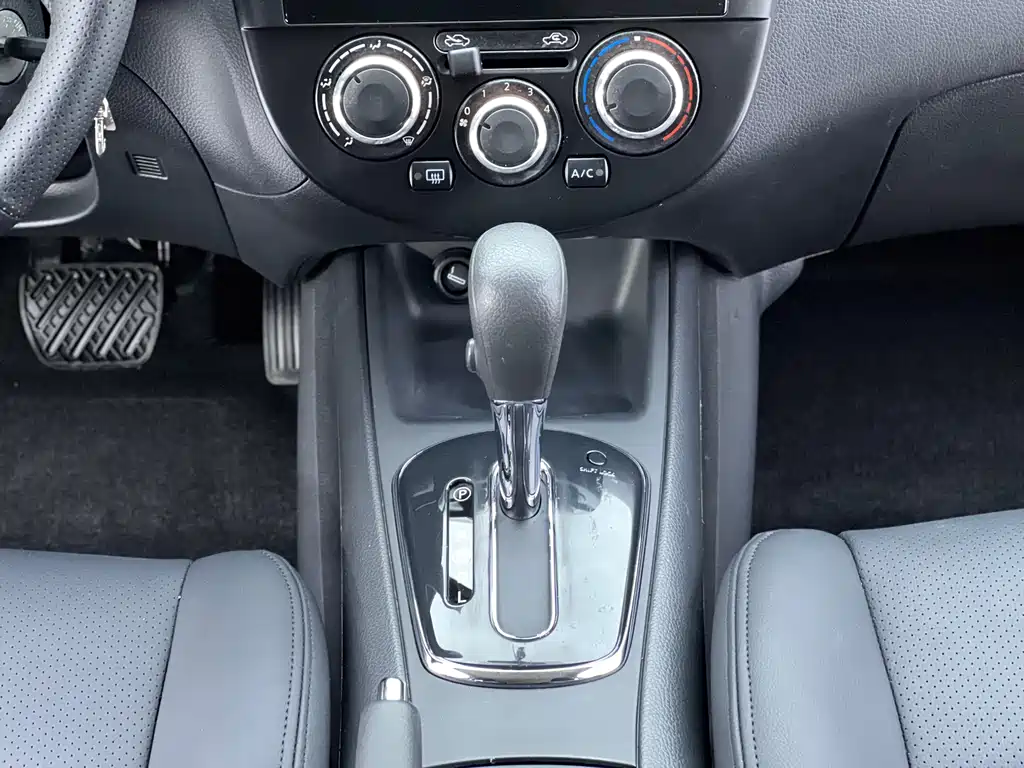 Nissan Tiida — миниатюра 15