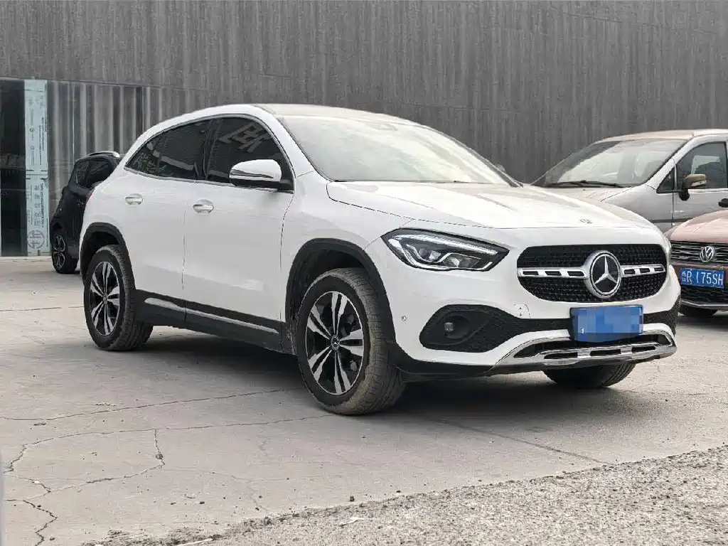 MERCEDES-BENZ GLA