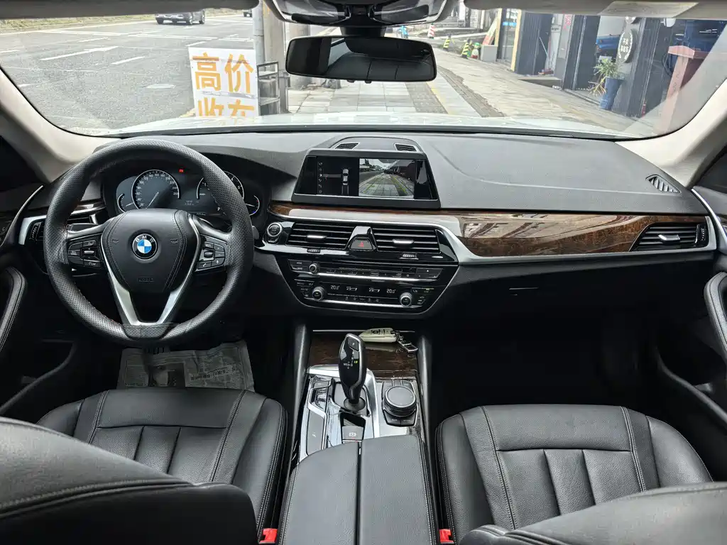 BMW 5 Series — миниатюра 9