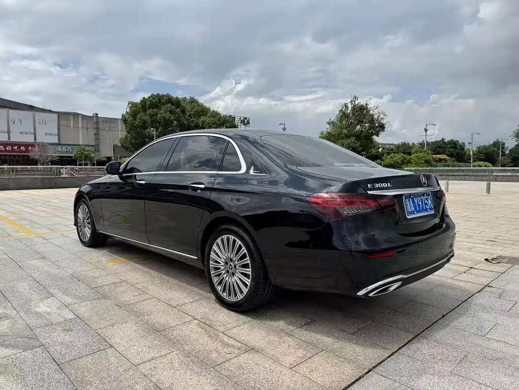 Mercedes-Benz E-Class — миниатюра 6