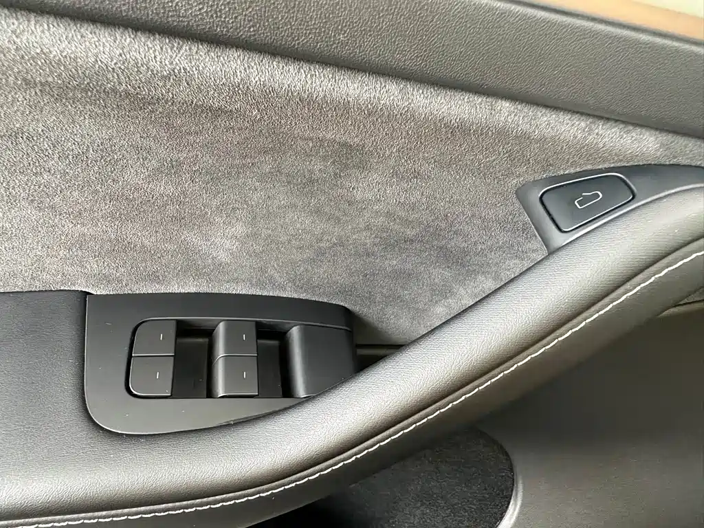 Tesla Model Y — миниатюра 19