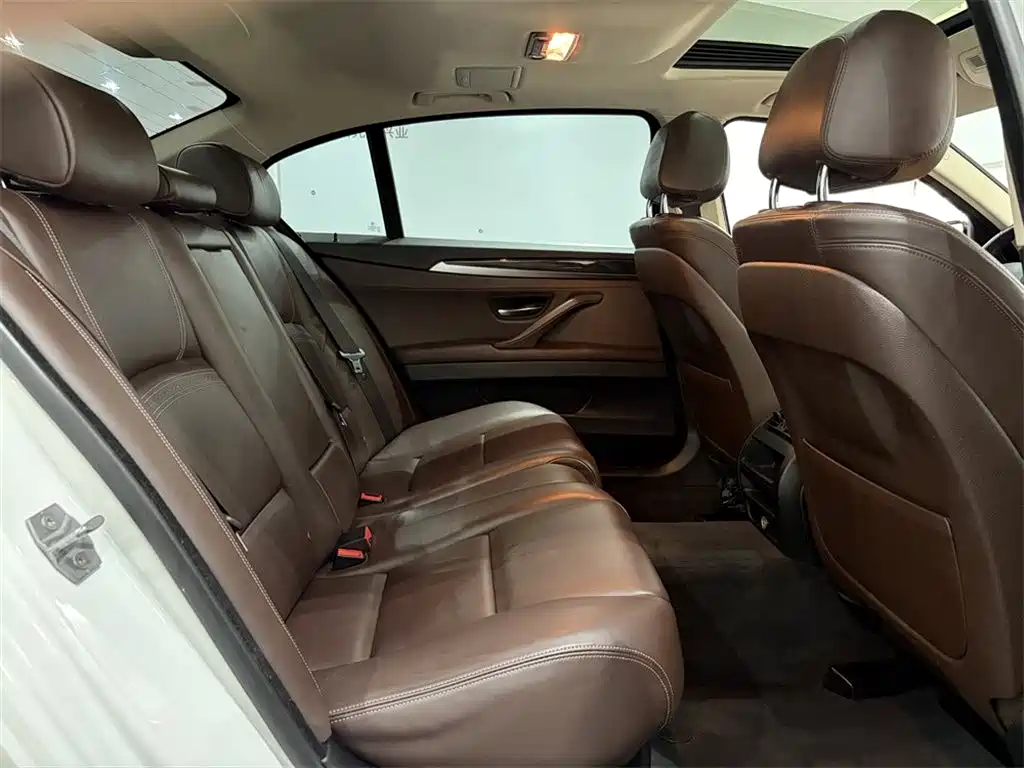 BMW 5 Series — миниатюра 7