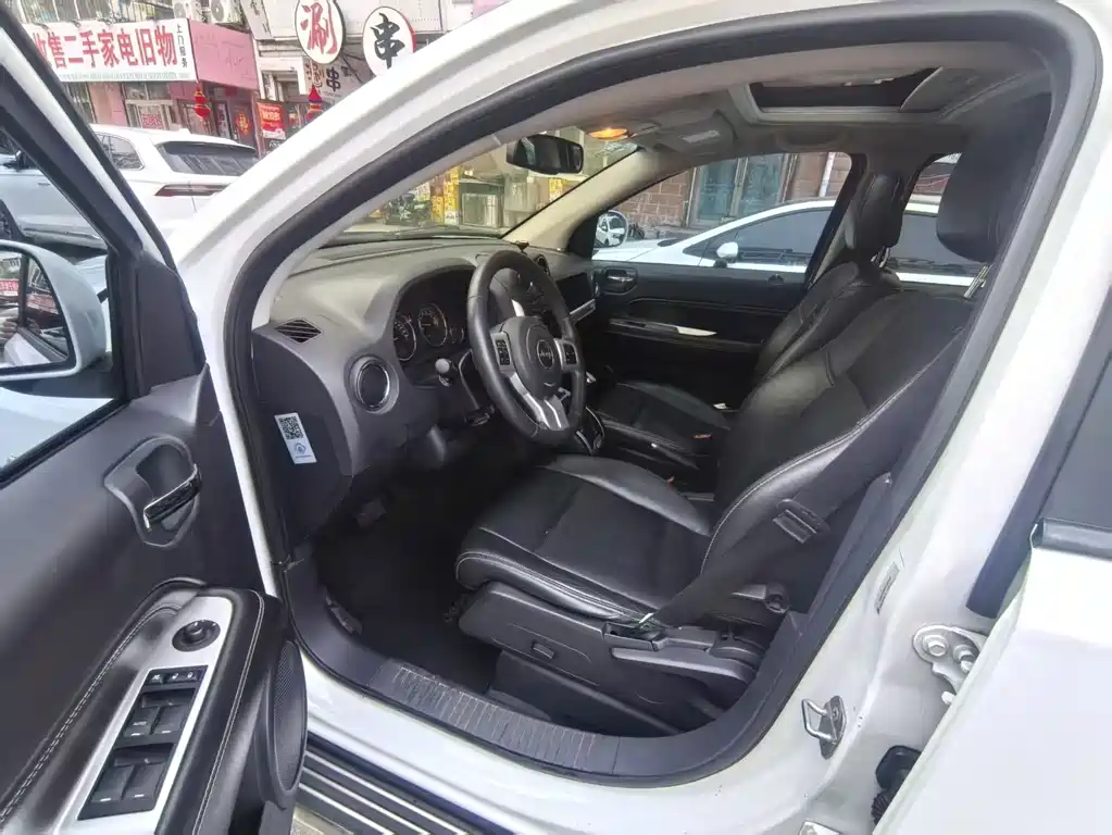 Jeep Compass (Import) 2.4L 4WD Luxury Edition, фото 7