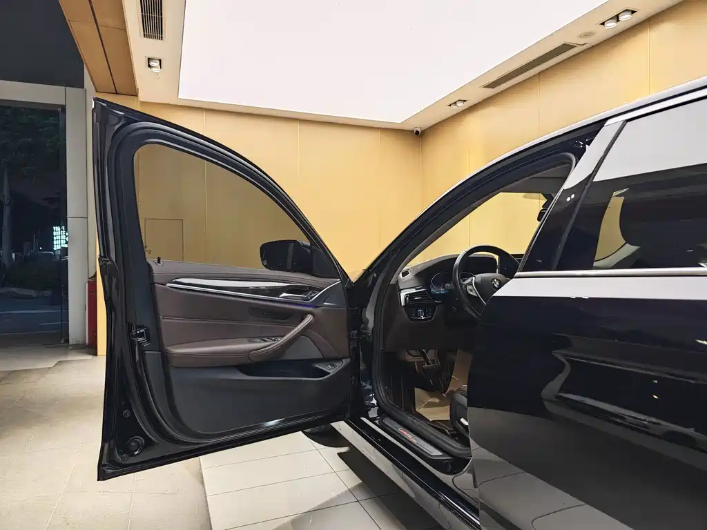 BMW 5 Series — миниатюра 9