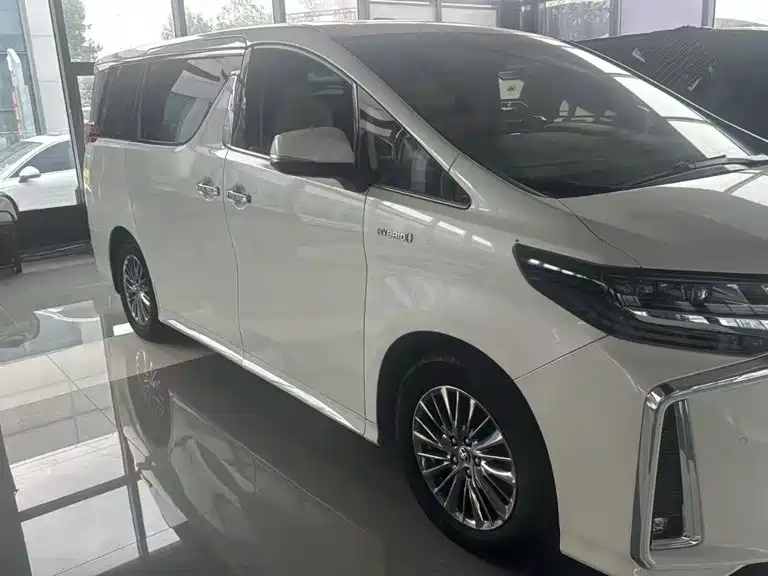 Toyota Alphard — миниатюра 3