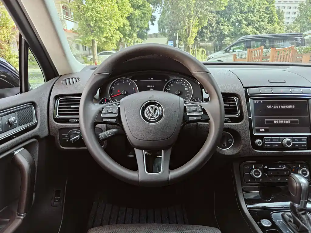 VOLKSWAGEN TOUAREG