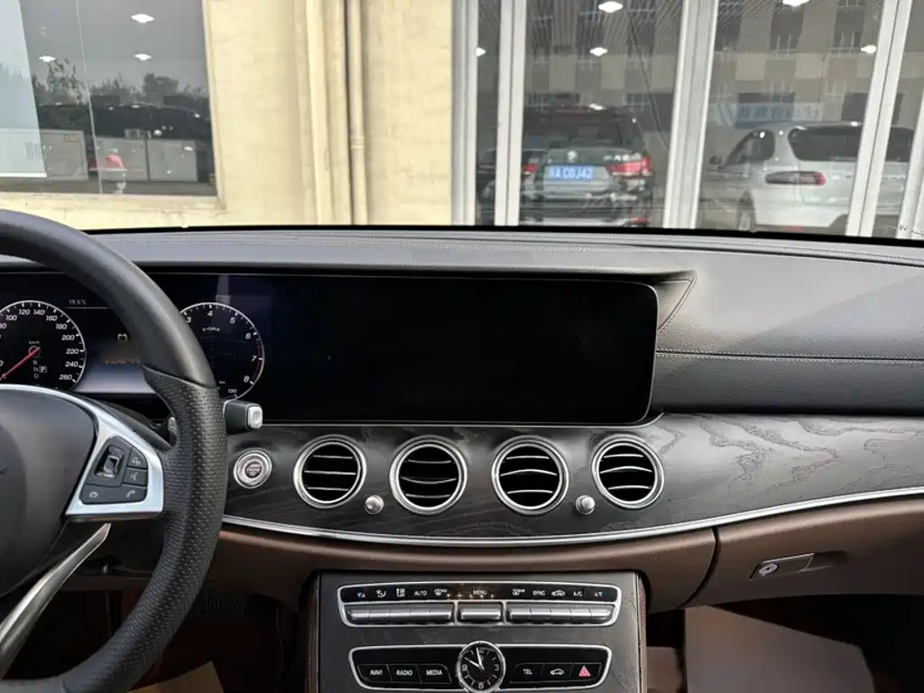 Mercedes-Benz E-Class — миниатюра 13