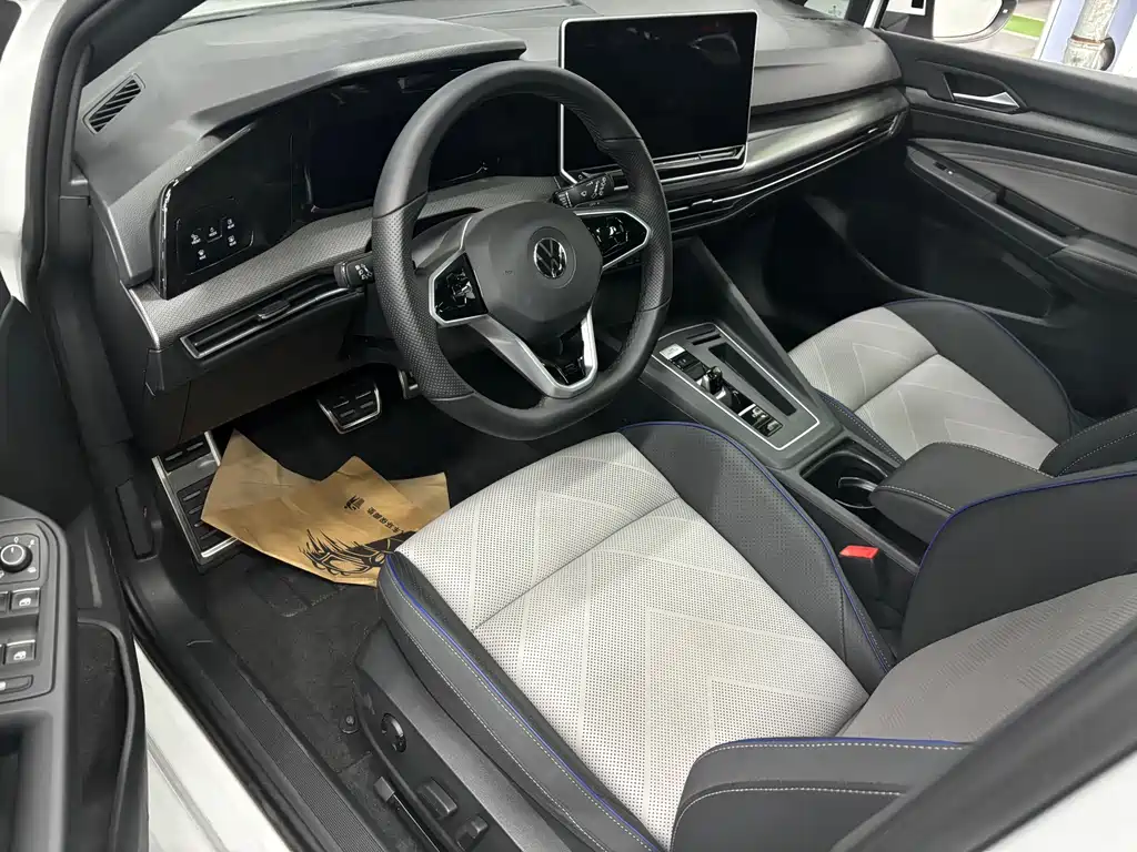 Volkswagen Golf 2025 300TSI R-Line